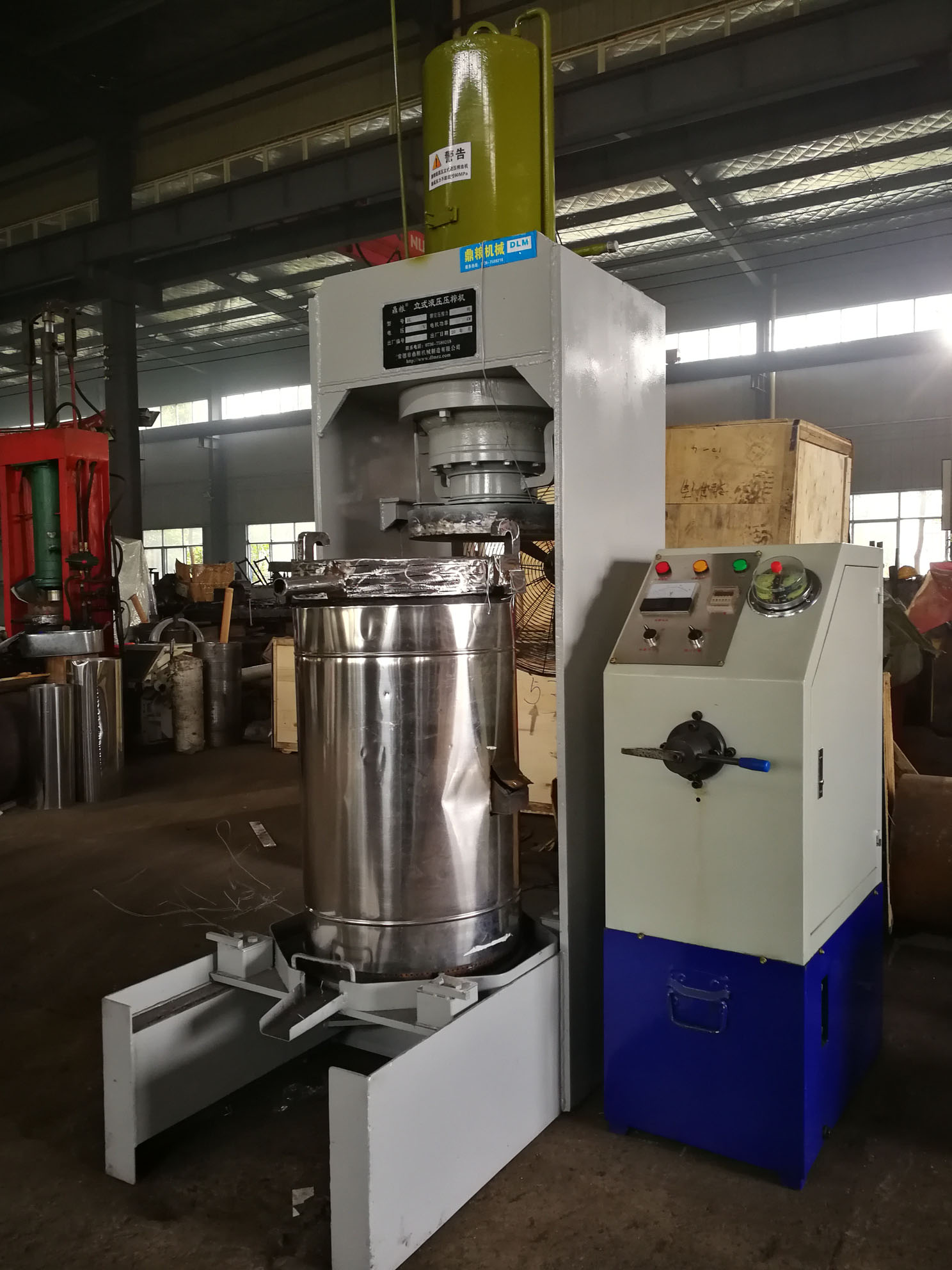 不銹鋼超高壓立式液壓壓榨機(jī)，果汁壓榨機(jī)，果渣壓榨機(jī)，藥材壓榨，油渣處理，白土壓榨